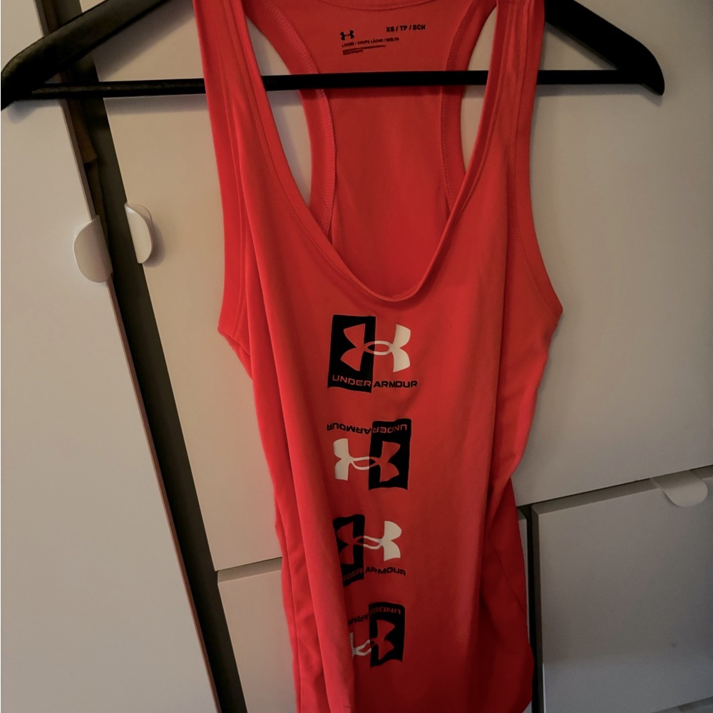 Under Armour tanks